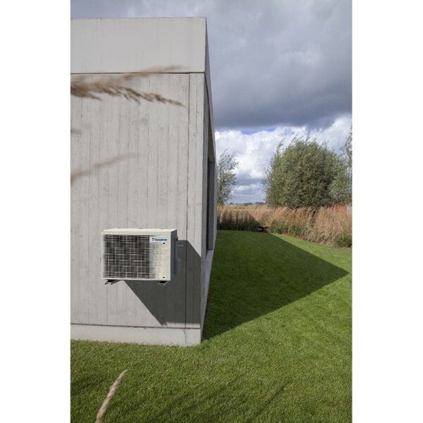 Daikin Set FTXJ20AB9 + RXJ20A Emura WiFi Wandgerät Mattschwarz + Außengerät 2,0 kW 1 Raum 20 - 25 m²